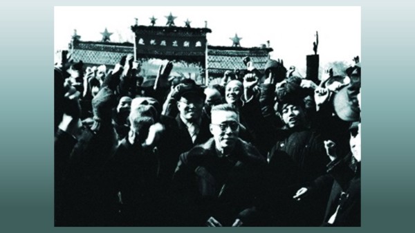 1951年，中華人民共和國教育部接管燕京大學，燕京大學改為公立。圖為馬敘倫等進入校園