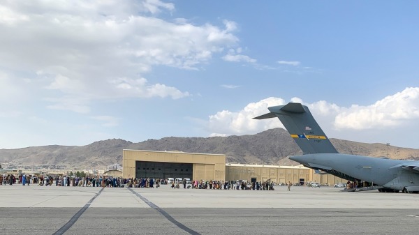 2021年8月21日，美国第十八空降兵团的伞兵于阿富汗喀布尔的哈米德卡尔扎伊国际机场协助疏散非战斗人员。（图片来源：U.S. Army via Getty Images）