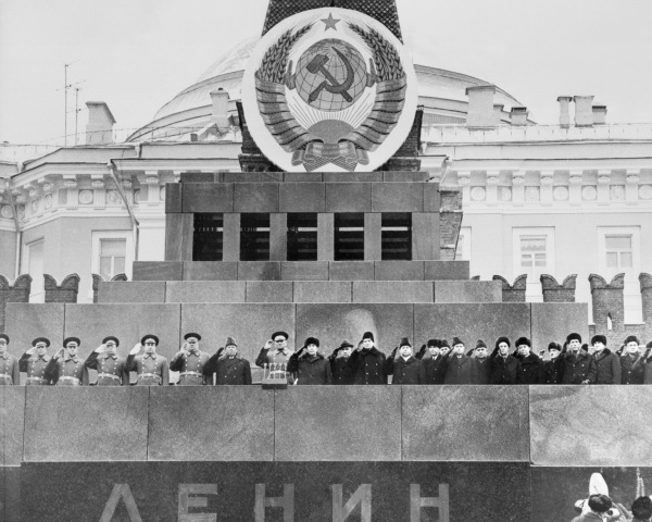 1972年11月7日，苏联共产党总书记勃列日涅夫（左数第 9 位）在列宁陵墓的阳台上检阅红军部队。（图片来源：AFP via Getty Images）