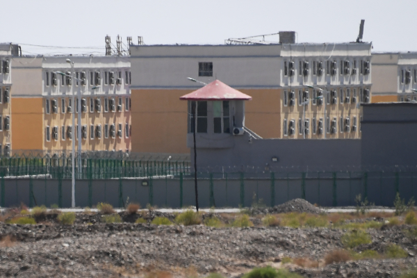圖為一座新疆再教育集中營。（圖片來源：GREG BAKER/Getty Images）