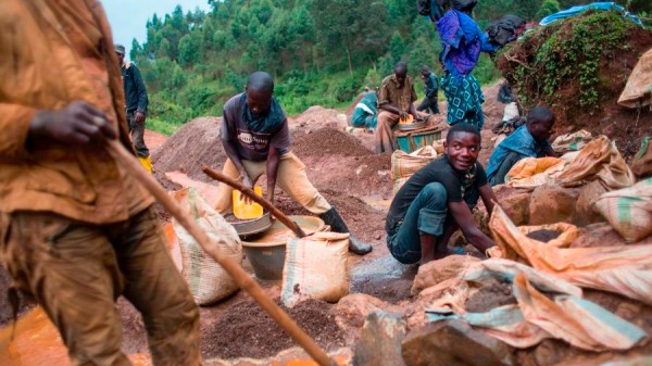 2017 年 3 月 30 日，人們在剛果民主共和國布卡武北部的 Kalimbi 錫石手工採礦場工作。