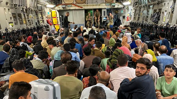 图为2021年8月19日，阿富汗喀布尔机场的一架美军运输机里挤满了阿富汗人，他们将被带到美国来。 