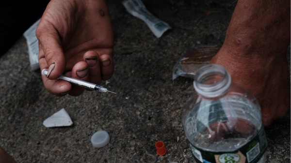 2021年7月15日，在美国费城一名毒品使用者正准备给自己注射海洛英和芬太尼的混合物。（图片来源：Spencer Platt/Getty Images）