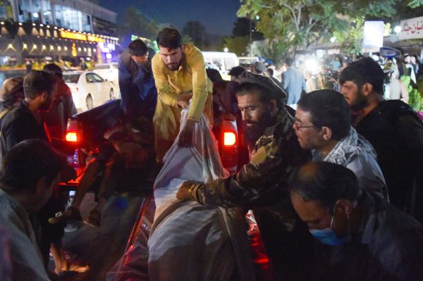 2021年8月26日，喀布爾機場外發生兩次強烈爆炸，造成至少200多人死亡，志願者和醫務人員從醫院外的一輛皮卡車上卸下死難者屍體。