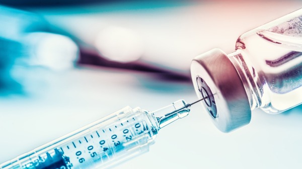 新冠病毒疫苗的安全性还在受到质疑。 
