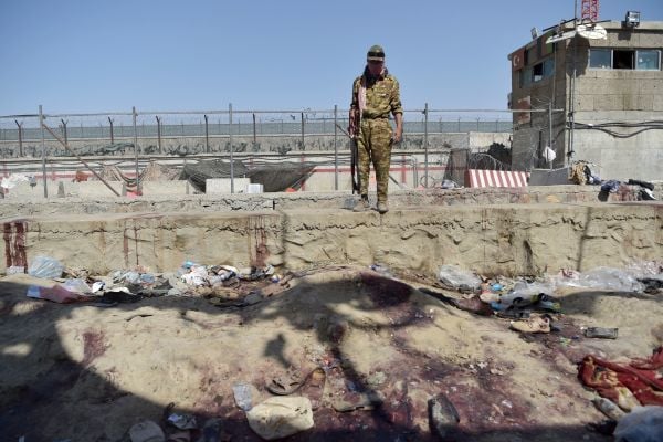 2021年8月27日，阿富汗喀布爾機場門外，自殺式炸彈襲擊爆炸現場一天後的情景，一名塔利班武裝分子站在那裡。