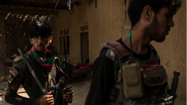 2021年7月16日，阿富汗国民军在阿富汗Achin地区一处建筑外，该建筑曾被ISIS-K用作监狱。（图片来源：Andrew Renneisen/Getty Images）