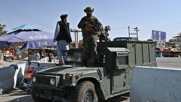 2021年8月28日，一名塔利班“特种部队”成员在喀布尔机场正门外巡视。