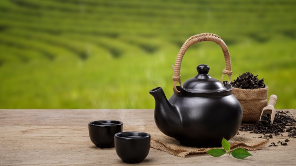 喝茶是传统饮食文化，因为茶中含有多种抗氧化物，对于消除自由基有一定的作用，因此喝茶有预防衰老，养生的功效。