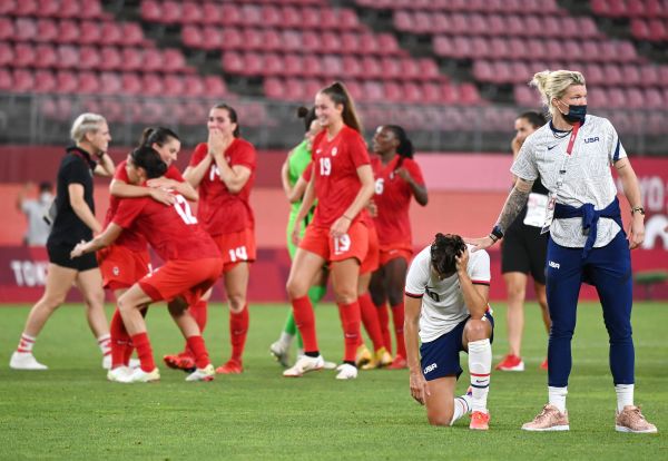 2021年8月2日，日本2020東京奧運會的女足半決賽中，美國女足（著白衣）以0-1意外輸給加拿大（著紅衣），被踢出金牌賽。 