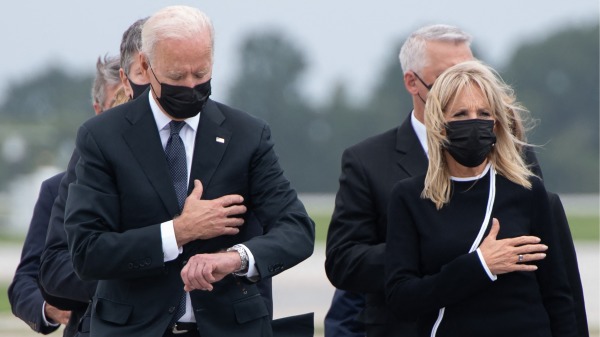 2021年8月29日，美國總統喬拜登與夫人吉爾拜登一起在特拉華州多佛空軍基地參加喀布爾機場爆炸事件中死亡的美軍遺體交接儀式