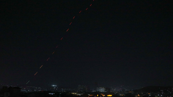 最後一架美國飛機從阿富汗喀布爾機場起飛後，塔利班慶祝的槍火劃過夜空