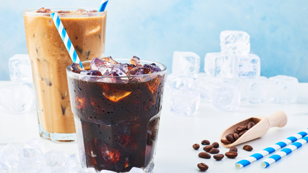 一杯冰可樂一杯冰咖啡冰塊