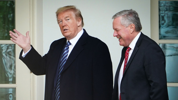 美国总统唐纳德．川普（Donald Trump，左）在华盛顿特区白宫，与参谋长马克．梅多斯（Mark Meadows，右）