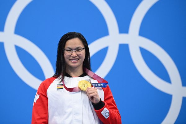 7月26日，中國棄嬰麥尼爾打敗中國選手，為加拿大奪得100米蝶泳冠軍金牌
