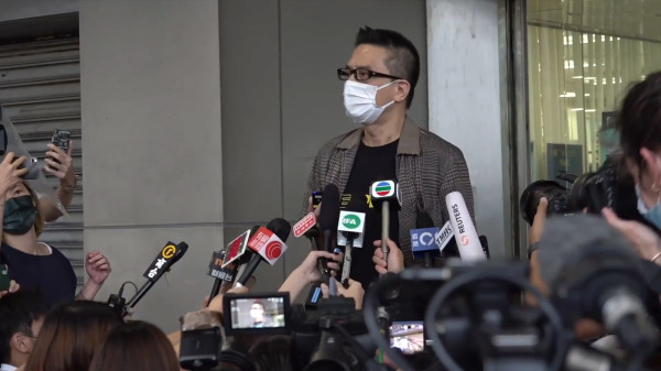 2021年8月5日，黄耀明走出法院时，清唱《问我》中的几句歌词，回应场外等候的记者。（图片来源：立场直播截图）