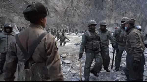 中印加勒萬河谷衝突中，印度士兵與中國士兵在談判。