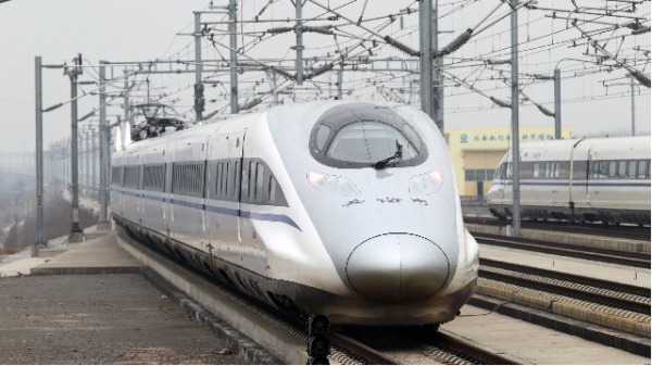 京廣新線路上運行的高速列車駛入河南省許昌東站。