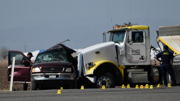 加利福尼亚州南部，一辆载有包括未成年人在内的非法移民乘客的越野车与一辆大型卡车相撞