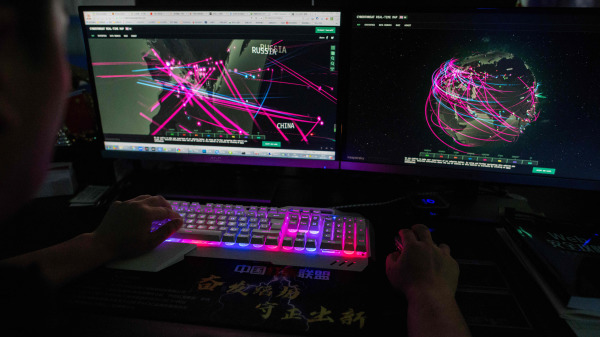 图为2020年8月4日，拒绝透露真实姓名的黑客组织“红客联盟”（Red Hacker Alliance）的成员普林斯（Prince）在其位于广东省东莞市的办公室的计算机上使用一个网站监控全球网络攻击。