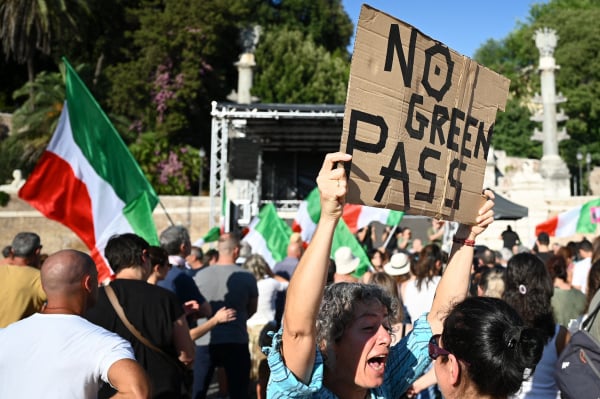 2021年8月7日，意大利罗马市中心的人民广场，上千民众抗议引入强制性Covid-19“绿色通行证”。