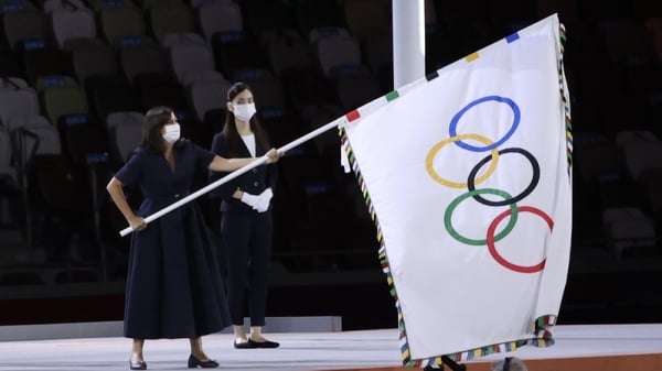东京奥运闭幕典礼8日晚间在新宿国立竞技场举行，下届2024年奥运将在法国巴黎登场，巴黎市长伊达戈（Anne Hidalgo）（左）也出席完成奥运会旗交接，相约3年后巴黎再见。