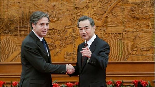 2015年2月11日，时任美国副国务卿布林肯与中共外长王毅在北京会面（图片来源：Andy Wong - Pool/Getty Images）