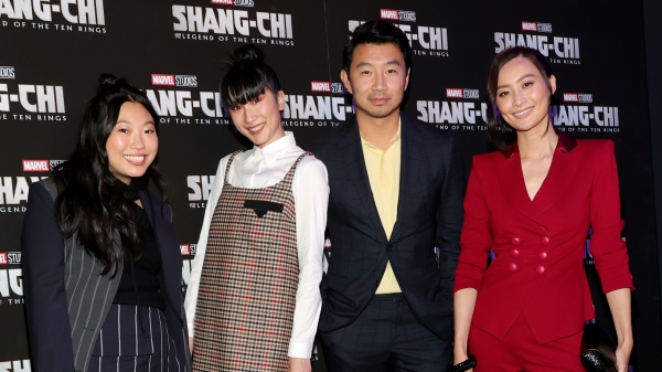 奥卡菲娜、张梦儿、刘思慕和陈法拉参加 2021 年 8 月 30 日在纽约富豪联合广场举行的《尚志与十环传奇》纽约放映会城市。