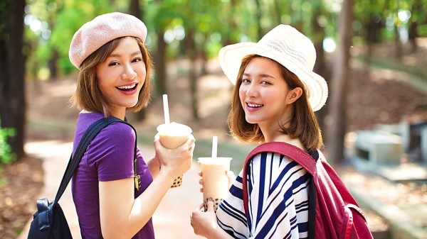 2個女孩喝珍珠奶茶