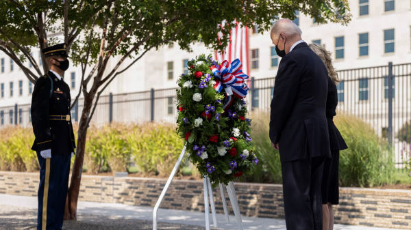 恐怖袭击事件20周年，拜登（Biden）及夫人在美国弗吉尼亚州阿灵顿的9/11五角大楼国家纪念馆参加了献花仪式