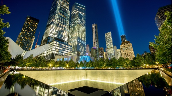 2021年9月11日，911恐袭事件20周年纪念日晚，人们聚集在纽约Ground Zero世贸中心北楼的一遗址纪念911事件中的死难者。（图片来源：Roy Rochlin/Getty Images）