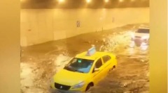 重庆遭大暴雨侵袭地铁倒灌隧道被淹汽车“划船”(视频图)