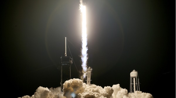 2021年9月15日晚，搭载“龙飞船”(Crew Dragon)太空舱的猎鹰9号(Falcon 9)火箭从佛州肯尼迪航天中心的一个平台发射升空。（图片来源： Joe Raedle/Getty Images）