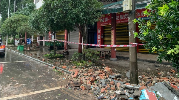 中国四川省泸州市发生6级地震后的街道