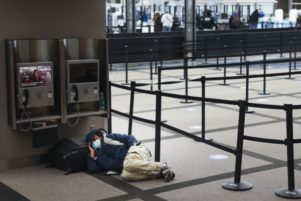 一名乘客在机场地面睡觉