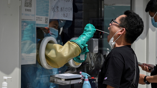 北京，一名男子在進行核酸檢測。