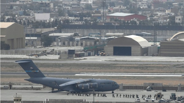 2021年8月30日，美军登上撤离阿富汗的军机。（图片来源：AAMIR QURESHI/AFP via Getty Images）