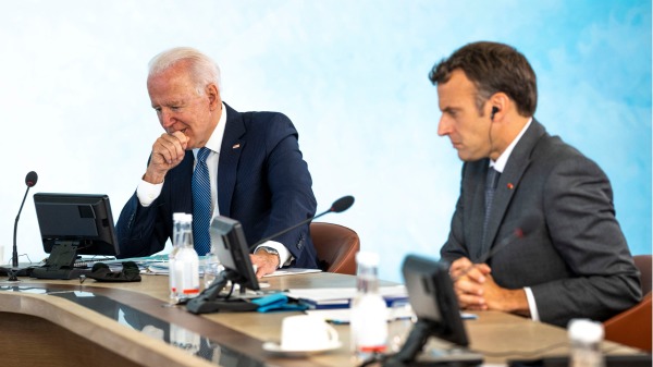 2021年6月13日，美国总统拜登和法国总统马克龙在G7峰会上。 （图片来源：DOUG MILLS/POOL/AFP via Getty Images）