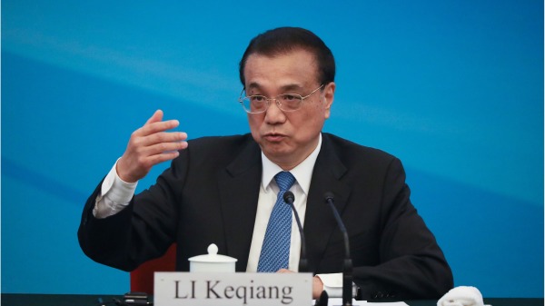中国总理李克强表示，经济正面临新的下行压力