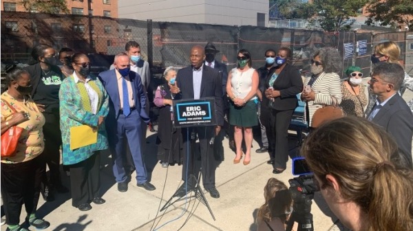 9月24日，纽约市民主党市长提名人埃里克·亚当斯（ Eric Adams ）在科尼岛公布了他的纽约市复原力计划