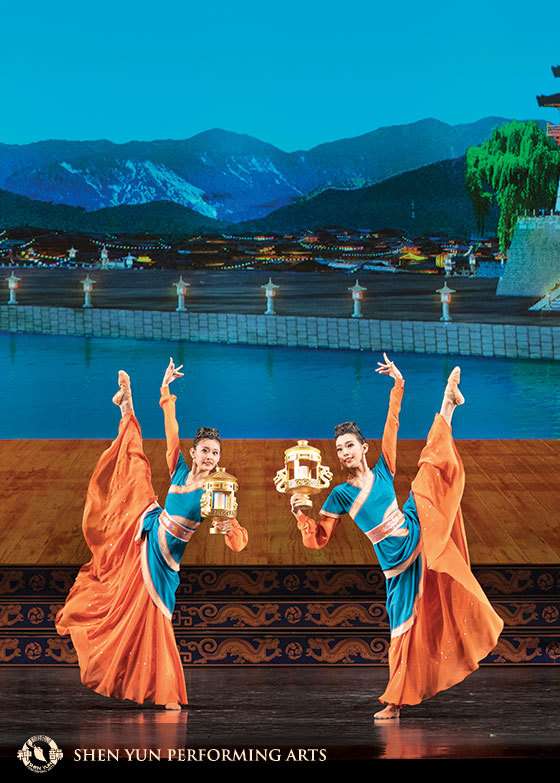 于寒玥（右）在神韻藝術團2020世界巡演的節目之一《漢麗舞燈》中擔任領舞。