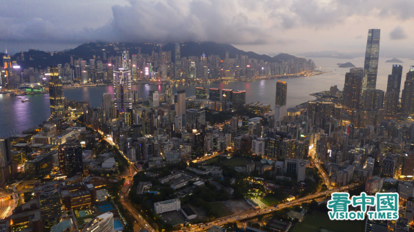 今年第一季度，香港经济与去年同期相比萎缩了4%。