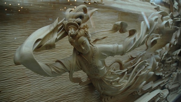 此雕像表现了《白蛇传》中的白娘子形象。