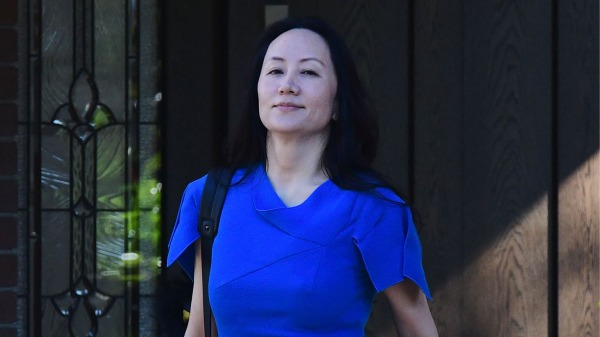 2021年9月25日，华为首席财务官孟晚舟与美国司法部达成延缓起诉协议后，获释回国。（ 图片来源：DON MACKINNON/AFP via Getty Images)