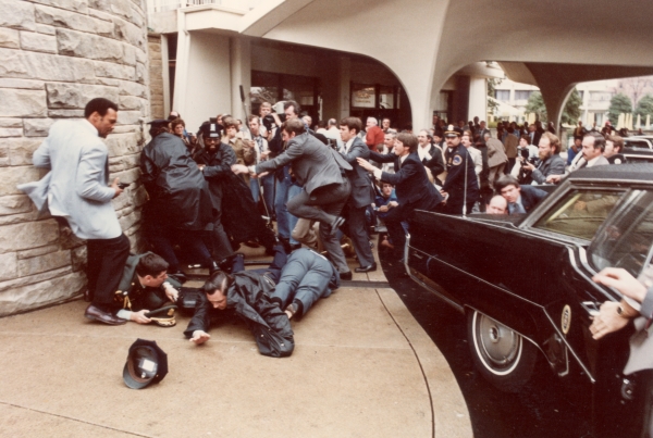 圖為1981年3月30日，美國總統里根遇刺時的現場圖片，受傷的里根總統已被推入車裡。（圖片來源：Hulton Archive/Getty Images）