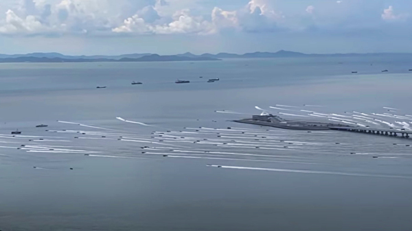 香港網民9月初拍到大澳對開水域大量走私快艇「萬箭齊發」運貨去大陸，形容場面比拍戲還震撼。（圖片來源：視頻截圖）