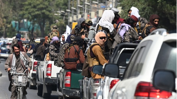 2021年9月2日，塔利班士兵的巡邏車巡視阿富汗首都喀布爾的街道。