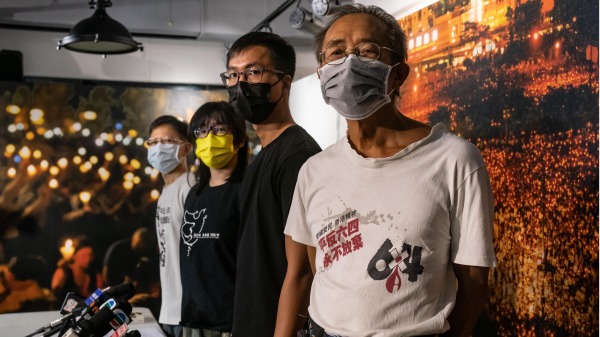 图为香港支联会前成员（右一至左二）分别为徐汉光、梁锦威、邹幸彤。（图片来源：Getty Images）