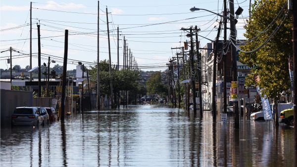 2021年9月2日，因艾达热带风暴带来的暴雨，美国新泽西州纽瓦克市的街道被淹。（图片来源：Michael M. Santiago/Getty Images）