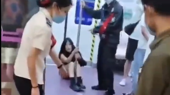 西安地铁保安拖拽女教师致裸。（图片来源：网络截图）